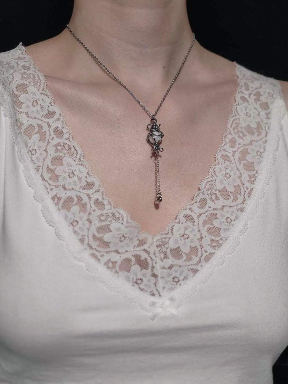 Vintage white pearl and silver rosary necklace with a small silver chain - Picture 8 of 9